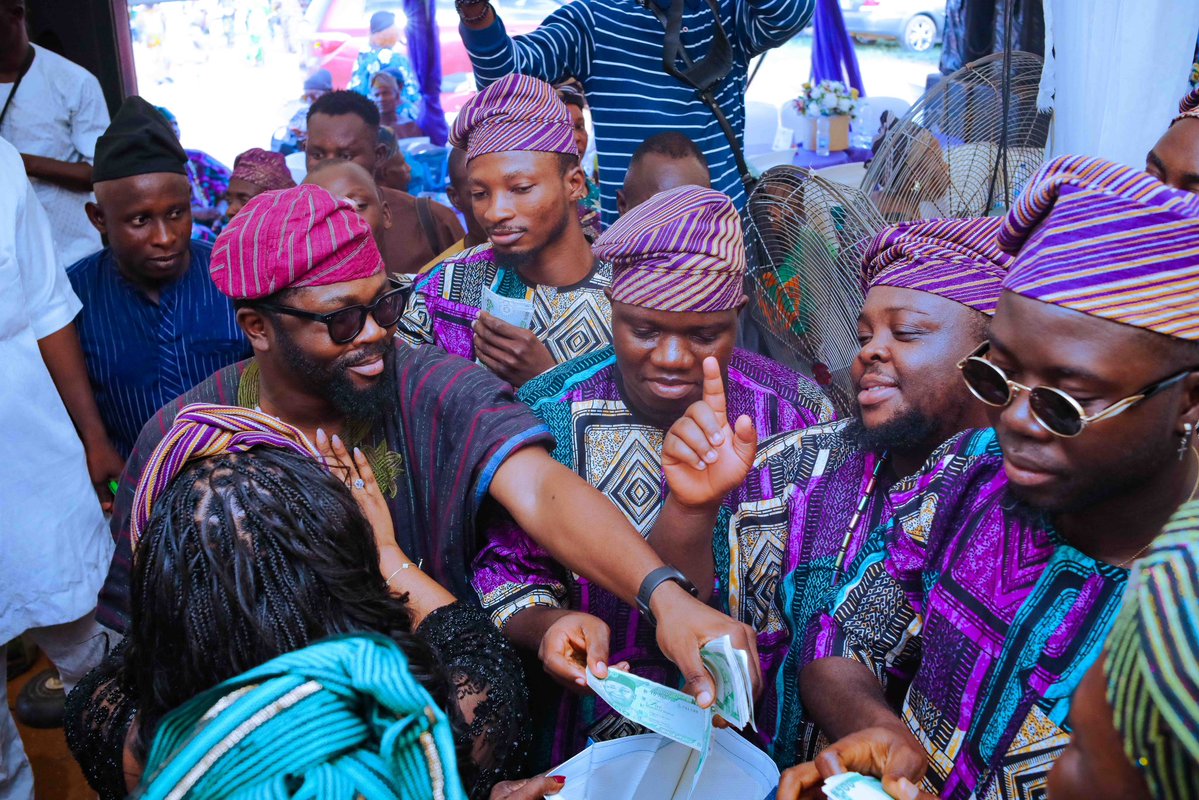 mrlurvy's tweet photo. Mufu Lanihun, Aloma China, Hon. Rabbit, Mubarak, Kappachino.

The mumu musician dey sing nonsense APM song. Mo shenk wereyyyy 😂 https://t.co/4Sz8I24cQw
