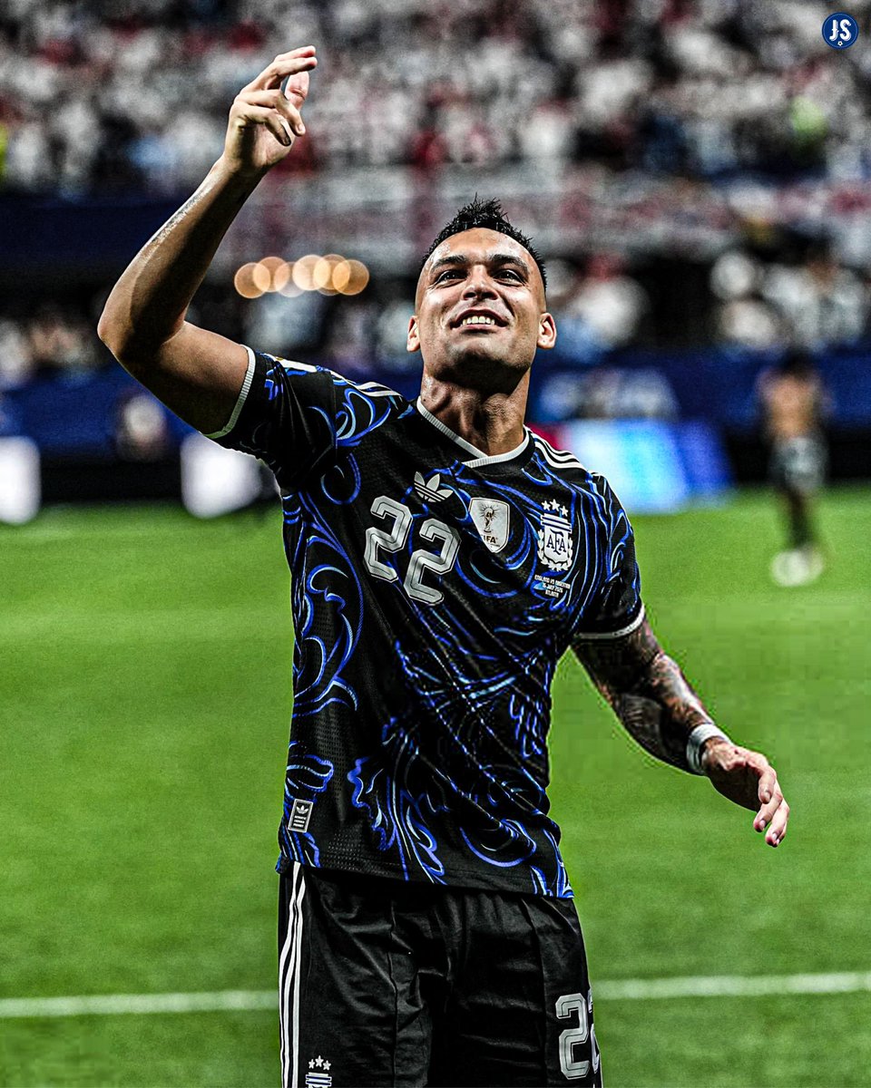 juegosimple__'s tweet photo. 🇦🇷🧠 El relato de Lautaro Martínez sobre el duelo de Argentina ante Inglaterra en la Copa del Mundo. No tiene desperdicio:

«Nosotros en la previa adelante de las cámaras nos teníamos que comportar de manera distinta porque, lógicamente, es un partido de fútbol. Pero obviamente que dentro nuestro no era un partido como los otros. Era un partido especial.

Por todo lo que es la historia y más allá de eso, también queríamos volver a jugar una final del mundo. Tenía todos los condimentos. La rivalidad contra ellos, la historia de Argentina, todo lo que pasó con Malvinas. Pero nosotros también hacíamos hincapié en que nosotros al ganar ese partido, teníamos la oportunidad de volver a disputar una final del mundo. Salimos con ese plus, esa energía positiva, eso que se necesita para jugar este tipo de partidos.

Nos convirtieron un gol, pero nosotros siempre manejamos la pelota, siempre supimos lo que teníamos que hacer. Hasta el último segundo de ese partido estábamos bien, unidos. Fue muy intenso, se respiraba algo particular. Cuando hablábamos con los compañeros, se hablaba siempre de la lucha, de tratar de ganar los duelos. Y creo que lo hicimos de gran manera. Es un partido que va a quedar grabado para siempre.

Para ganarnos ese partido, ellos nos tenían que pasar por arriba en todo aspecto porque nosotros estábamos muy comprometidos con la causa. Se vivían tantas emociones juntas, que al final, por ahí lo futbolístico pasaba a segundo plano.

Mi gol lo vi muchísimas veces, hasta el día de hoy me sigue apareciendo en las redes. Me da vergüenza, pero es un gol que va a quedar en el recuerdo para toda la vida. Una semifinal del mundo, en un contexto como el que estábamos viviendo. Quizás no era consciente del gol que había hecho en ese momento. Vivimos todo con tanta intensidad, que se me había olvidado a los pocos días.

Pero cuando estaba en Roma, una señora mayor de Argentina me dijo que volvió a gritar un gol de la Selección después de muchísimo tiempo. Eso te genera cosas increíbles. Cuando llegué al país, la gente me agradecía en particular a mi por lo que significó ese gol. Y ahí me doy cuenta de la importancia que tiene»

[@AFAestudio - @sebavdr]