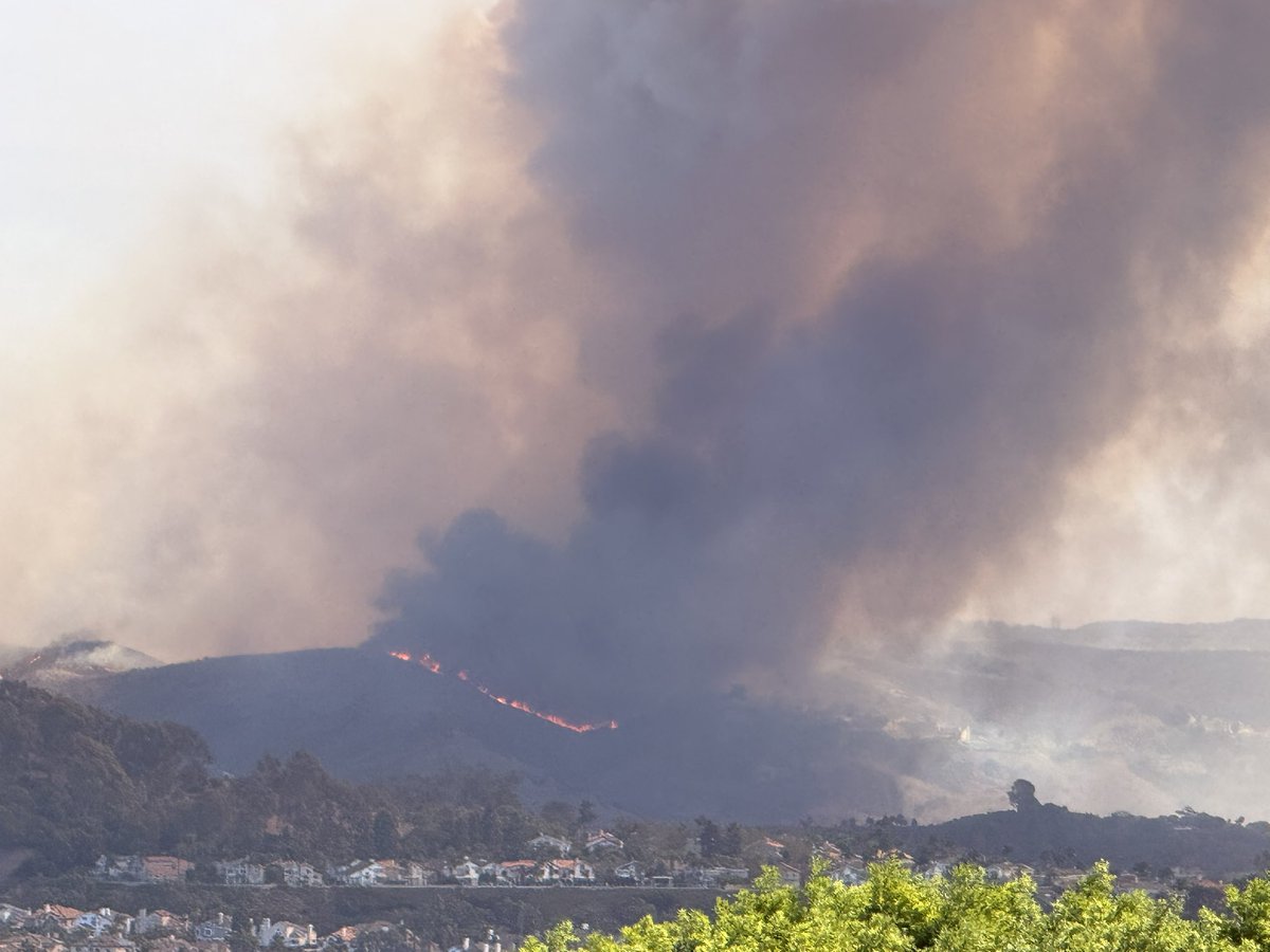 fernlope's tweet photo. #NorteFire witnessing it live from my home here. This is serious. https://t.co/x1ySZFLqyk