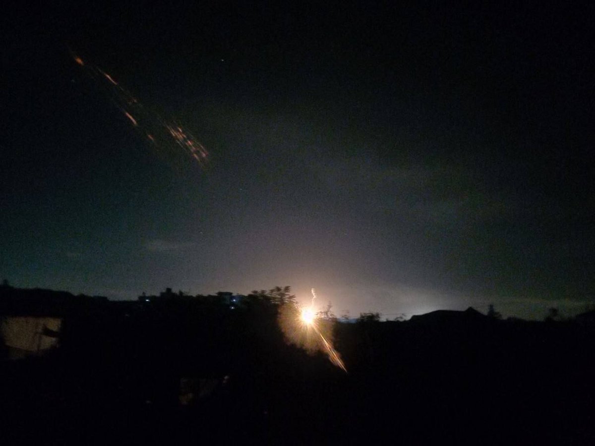 GhGh330182's tweet photo. Breaking News | The occupation forces are firing illumination flares in the airspace over the eastern part of the city of Khan Yunis.

#gaza https://t.co/qImEE1OPiG