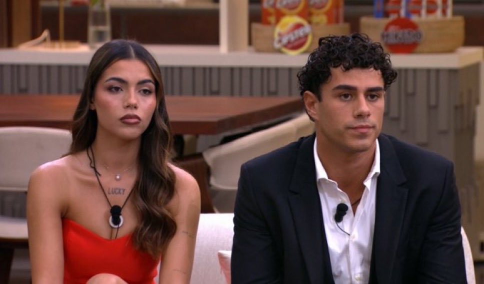 ValeValentali's tweet photo. Io le vostre gastriti in fondo le comprendo  
#gfvip #alepier https://t.co/36TnyQJxP0