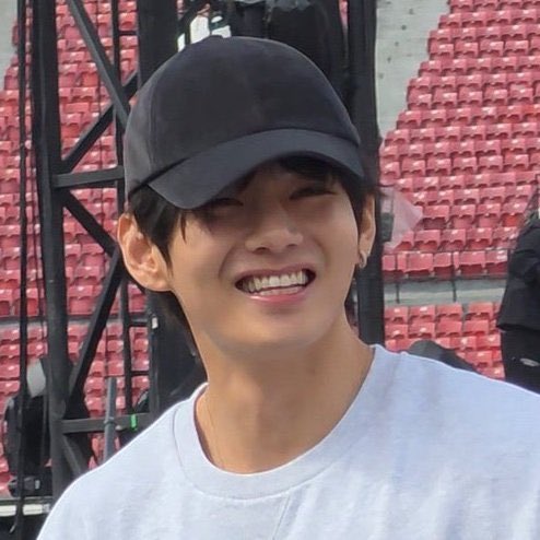 taeguide's tweet photo. THE HEART SHAPED SMILE 😭😭😭😭 https://t.co/nkCPSVm78W