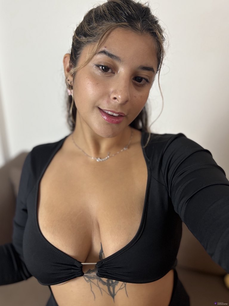roseshane09's tweet photo. Happy Friday 😘 https://t.co/ty6klyxDw2