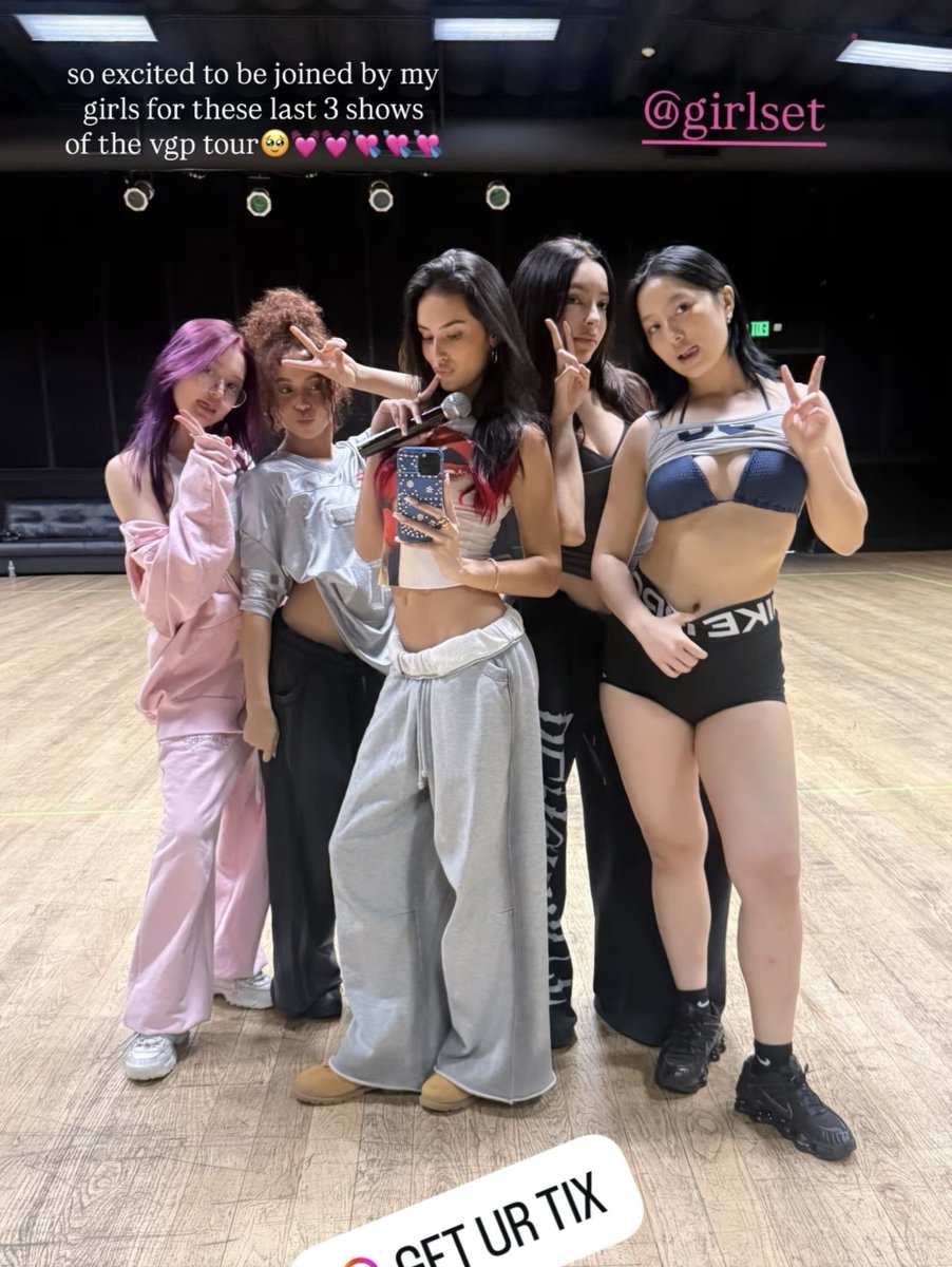 savannasgf's tweet photo. LEXI BLACK HAIR AND KENDALL PURPLE HAIR WTFFFFFFFFF https://t.co/EoLcmShx05
