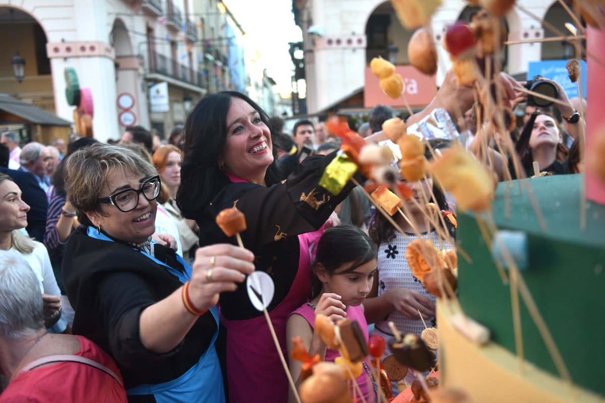 aytohuesca's tweet photo. Así ha sido la primera jornada de la tercera edición de #huescaesdulce 😋🙌🏻

Nos queda un fin de semana repleto de sorpresas y muuucho dulce 🍫

¡Nos vemos mañana!

#HuescaEsDulce #FeriaDelDulce #Huesca https://t.co/u9l43qpSeC
