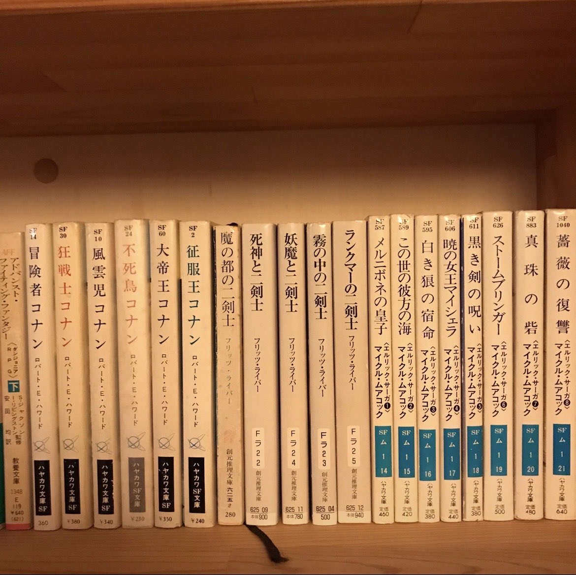 koishi0522's tweet photo. 家族共通の本棚の片隅に、私の心の故郷がひっそりと息づいているのであった。 https://t.co/Uwz6ciQyJD