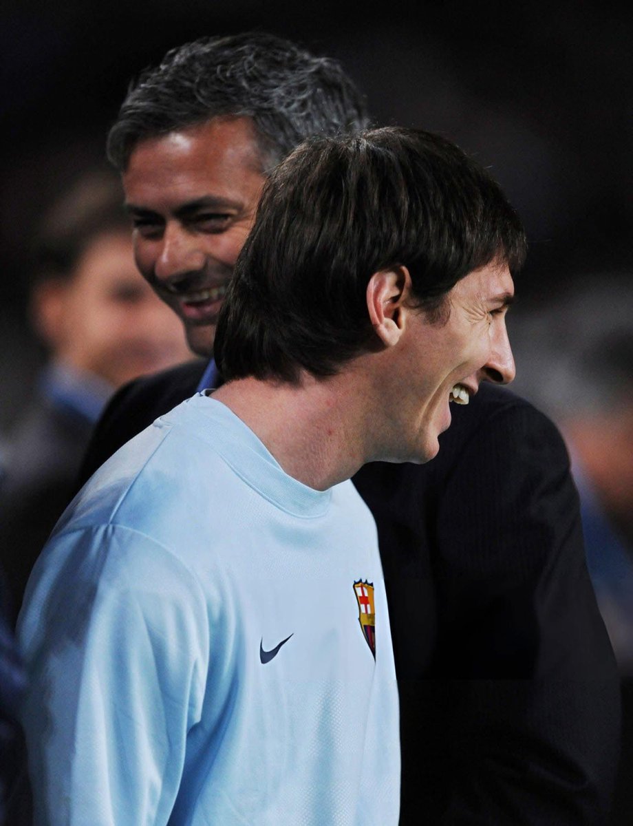 MotivacionesF's tweet photo. 🎙 José Mourinho: "Nunca odié a Messi, pero solía seguir una política de que si lo provocamos se desconcentraba, pero con el tiempo me di cuenta de que eso aumenta su enfado y lo vuelve más concentrado."

"Se venga con goles, y Esto no nos conviene. Aunque quieras pegarle, no lo conseguirás porque te regateará. He probado todos los métodos y no funcionó, y no creo que ningún entrenador lo haya conseguido, Messi. "Es el rey del fútbol. Mientras Messi juegue al fútbol, ​​él lo manda".