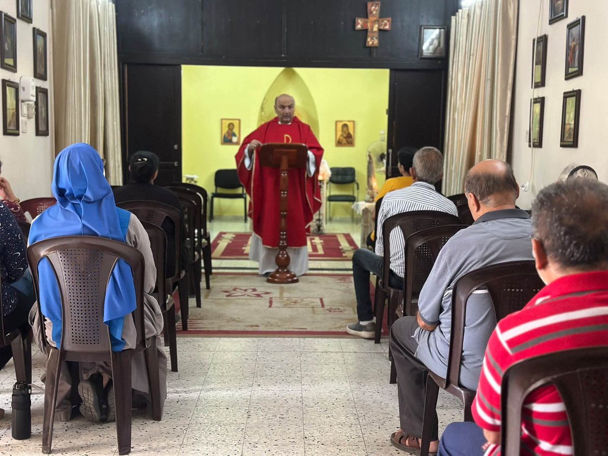 PGabRomanelli's tweet photo. La comunidad de la capilla Santo Tomás de Aquino, en el barrio cristiano de Gaza, se reunió para celebrar la Santa Misa.

Que Jesús Sacramentado bendiga y proteja a toda la comunidad, y conceda al mundo el don de la paz. https://t.co/DMXkiGrm3Y