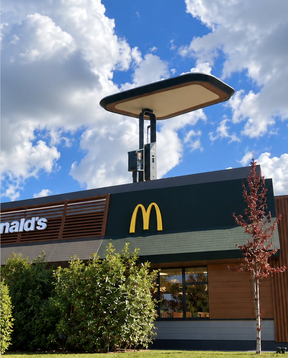 There’s no chance we’ll be able to get a Tesla Roadster in France, but Elon can still swing by @McDonaldsFrance and pick up a Big Mac anytime 🍔
