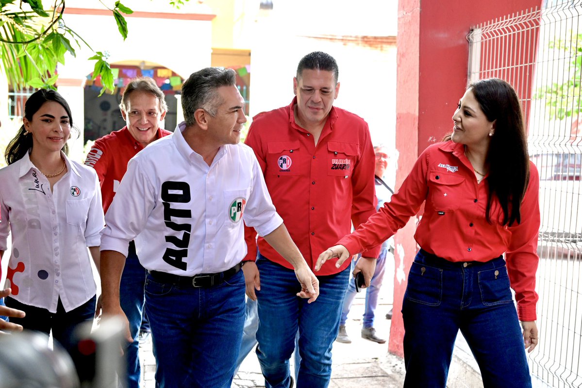 PRI_Nacional's tweet photo. Nuestro Presidente Nacional, @alitomorenoc, se encuentra en Chiapas para encabezar importantes encuentros con nuestra militancia, fortalecer el trabajo de nuestro partido y seguir construyendo un PRI cercano a la gente.

Estamos convencidos de que la mejor manera de servir a la ciudadanía es escucharla, trabajar de la mano con ella, hacer nuestras sus causas y dar respuesta a sus demandas.

¡Seguimos trabajando en territorio, con compromiso, unidad y determinación por las familias chiapanecas!

#DefensoresDeChiapas