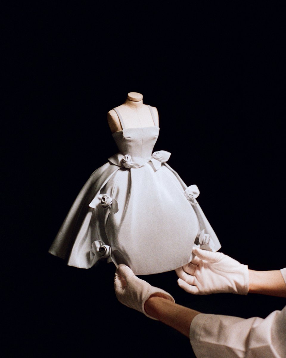 Dior's tweet photo. Les Journées Particulières.

Discover the crafts, savoir-faire and creative heritage that bring LVMH Maisons to life.

Explore the House’s heritage at La Galerie Dior.

October 16 to 18, 2026 https://t.co/9FUev9XARy