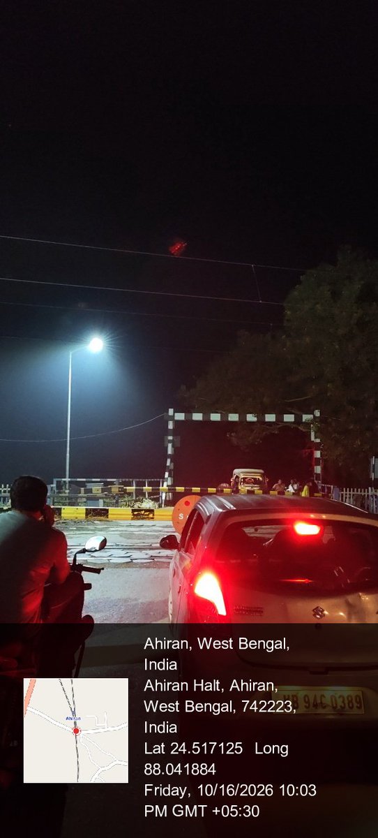 ShekhA24804's tweet photo. @RailMinIndia I have been standing here since last 15 min no train has passed and gate is still closed no response from the gate man and this is not the first time that I am experiencing it , it's so frequent here about this gate @drmmalda https://t.co/GljFsX5cdW