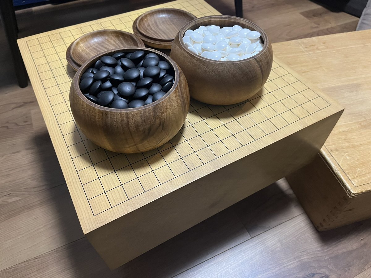 shinomiyalll's tweet photo. これはマジでそう。私は囲碁のルールすらよく分かって無いのに覚悟を決めて脚付きクソデカ碁盤と碁石を買った。やっぱり本物があるとやる気になりますからね。

ちなみに今はヤフオクとかでウン十万円しそうな美品が値崩れして数千円で買えたりする。囲碁をやらない人が受け継いで困ってるんだろうな… https://t.co/BNwqfsqYmL