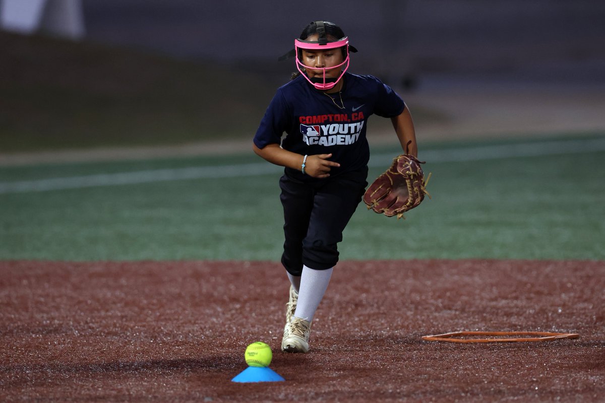 MLBDevelops's tweet photo. Compton came to 𝕮𝖔𝖒𝖕𝖊𝖙𝖊 💪
@MLB Softball Ambassador @natashawatley29 held a defensive clinic at the MLB Compton Youth Academy for the 4th stop of the 2026 Ambassador Tour! 🥎 https://t.co/3CQNnieIhF