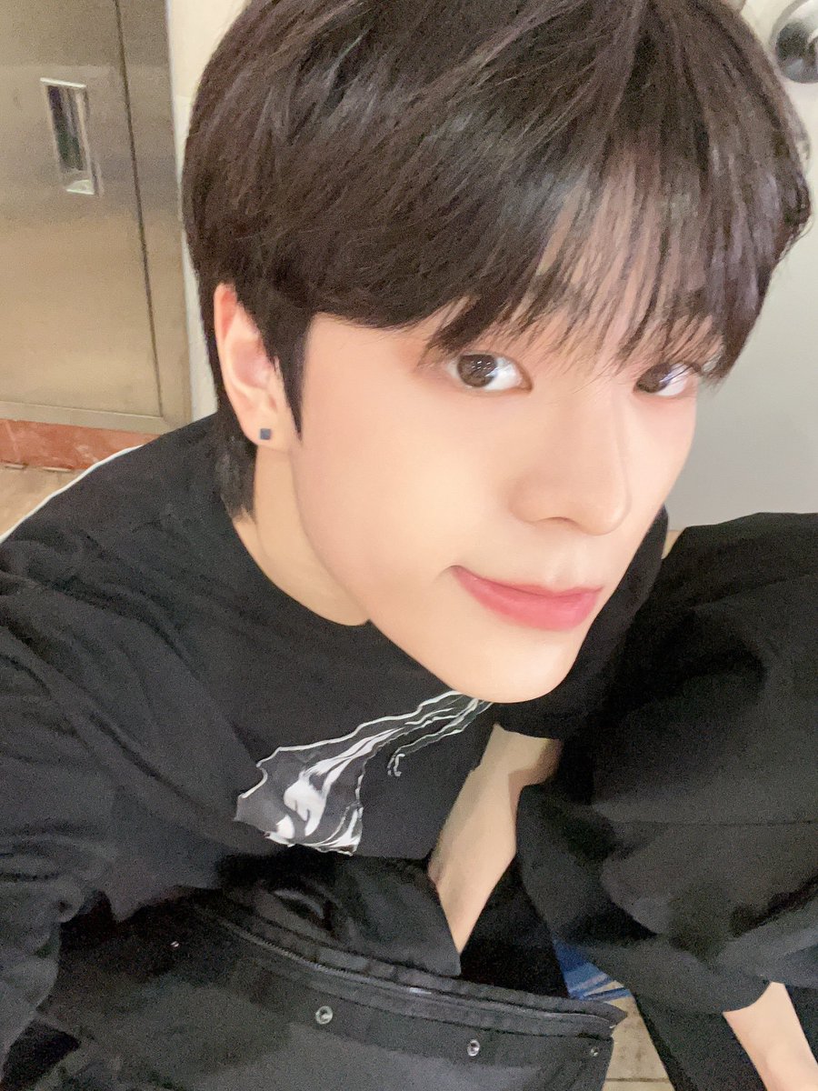 nowimjjun's tweet photo. 씨제스는정말 무슨교육을하길래
연습생이 이런셀카를,세상에나 정말무시무시하다... 분명 불법적인 과외를했을것 https://t.co/LQUmeK5CrO