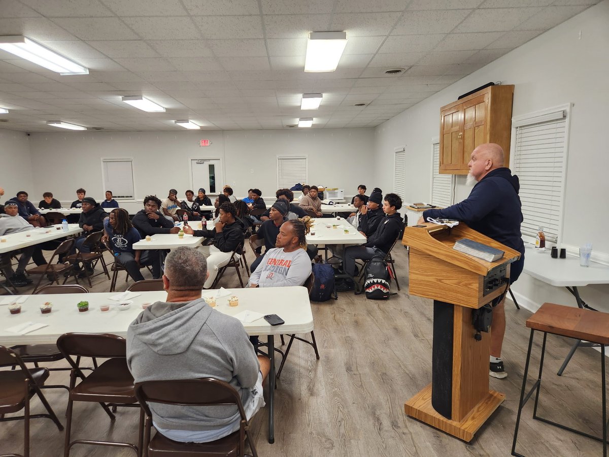 GeneralsFootbal's tweet photo. Big thanks to Western Heights Baptist for the meal and message last night! Special thank you to Colonel Rodney Rhodes for stopping by and speaking to our players, everyone keep him in your prayers as he leaves for his 6th deployment tomorrow, we love you Colonel! #NavyNation https://t.co/6xVxbLDlkx