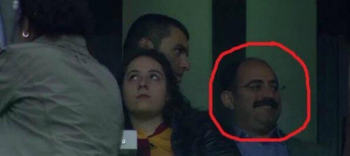 HabibHabib1907's tweet photo. 2012 yılında oynanan bir Fenerbahçe–Galatasaray derbi maçında Emir Sarıgül ve Zekeriya Öz https://t.co/WVRE0EFodq