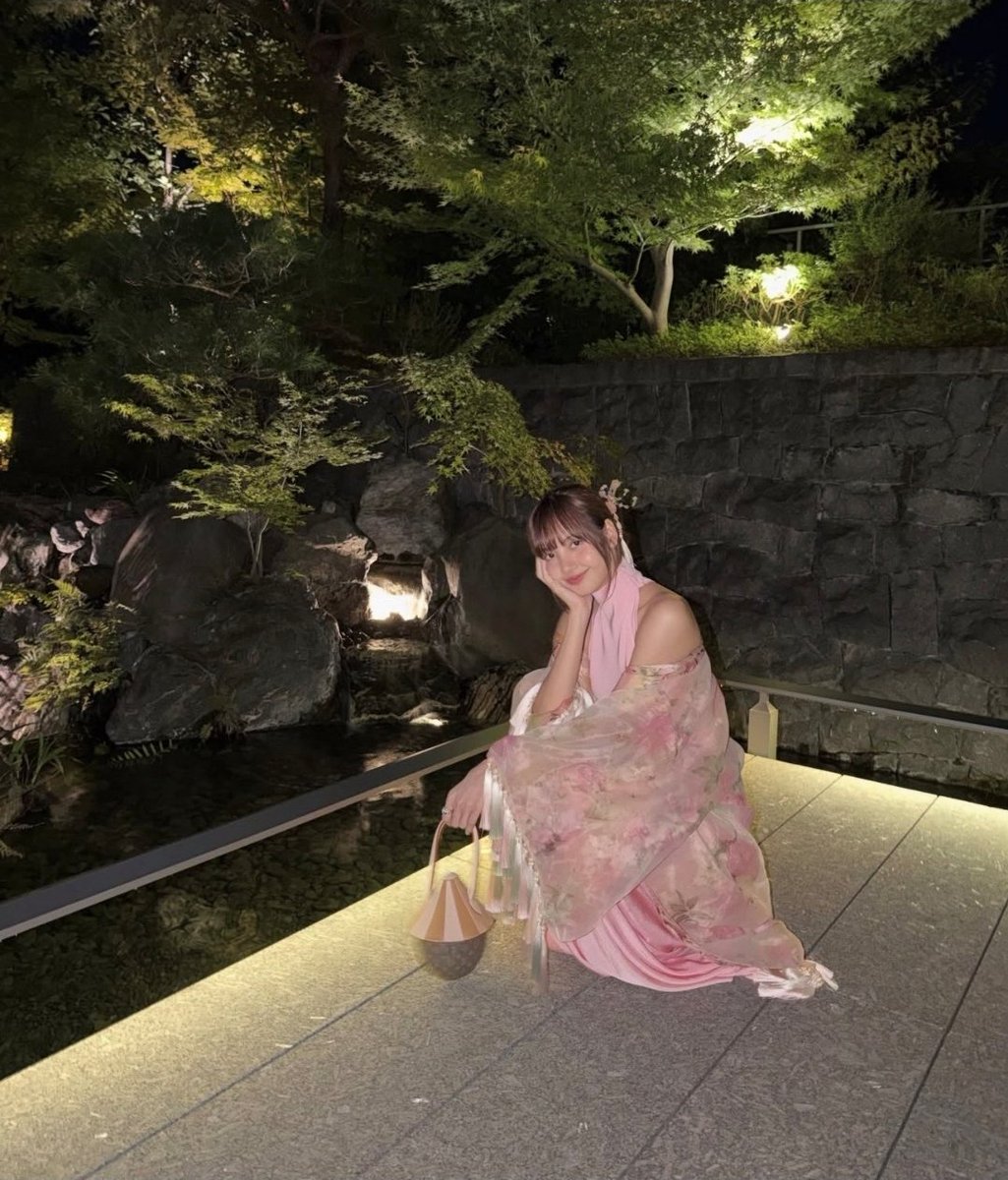 LISANATIONS_'s tweet photo. #LISA shines in new photos taken in Tokyo, Japan 🩷📍 https://t.co/KQ9l8m1XMx