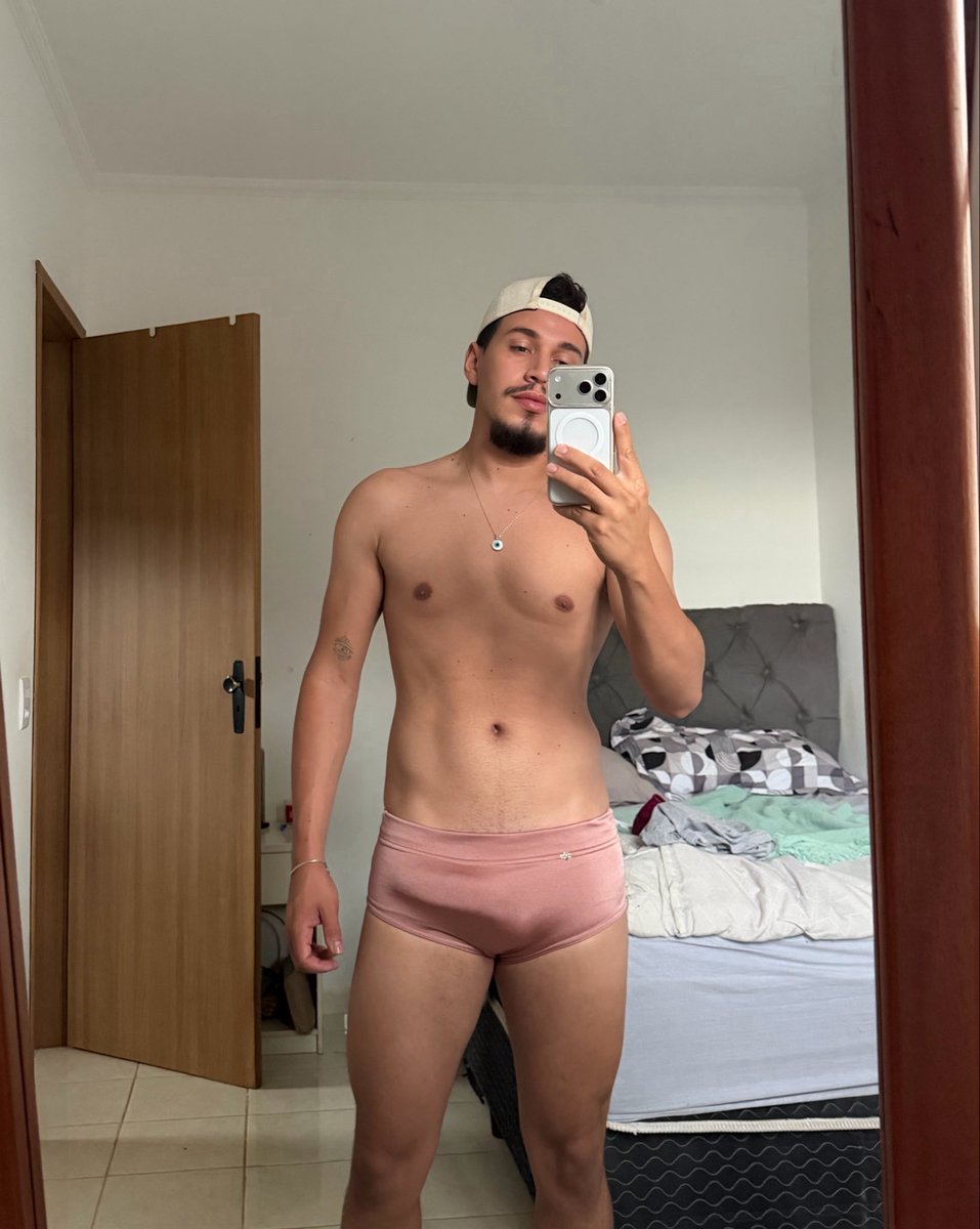 hmarcox's tweet photo. Eu não consigo usar essa Sunga 🥲🫣 https://t.co/LLtrX9JR9h