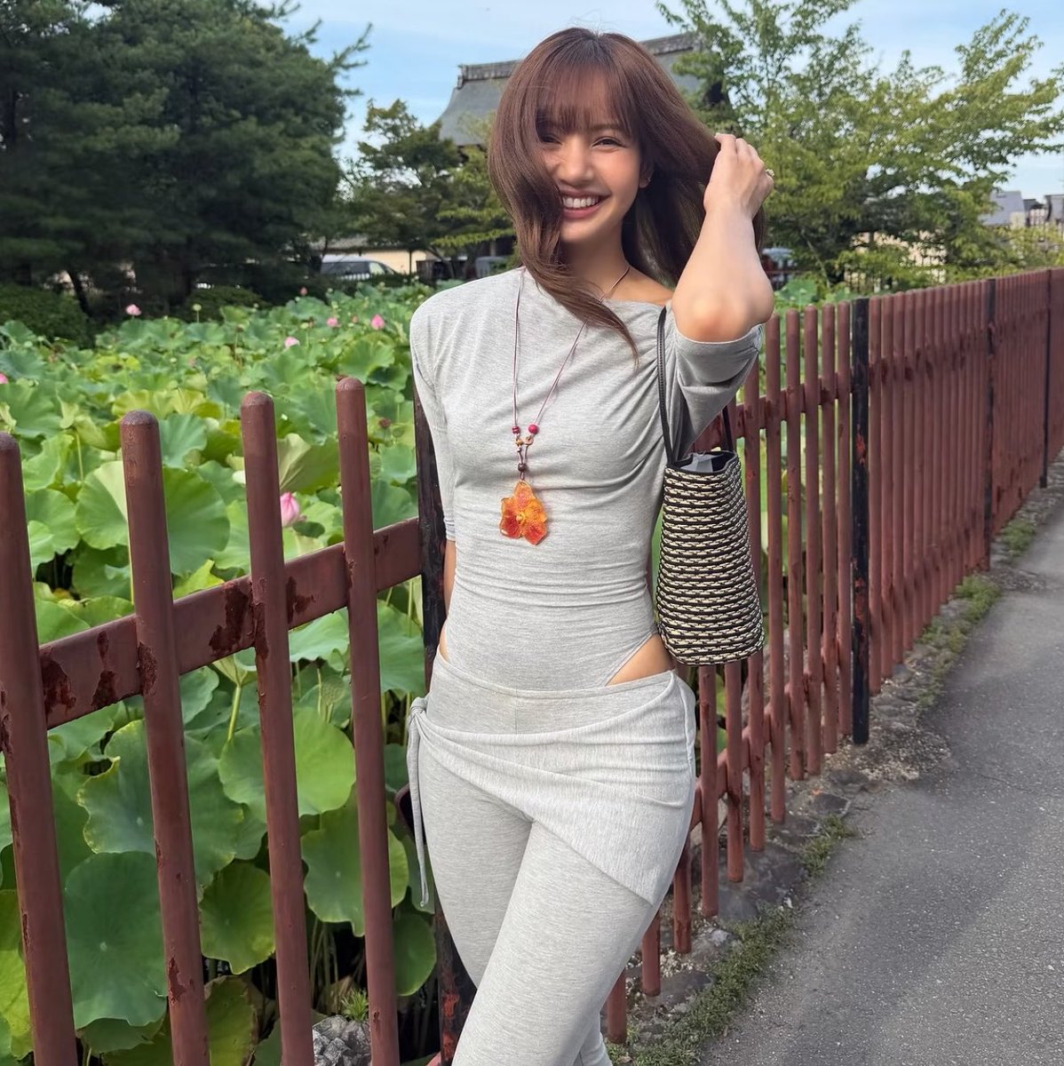 lalisahourIy's tweet photo. how do you genuinely look THIS GOOD? https://t.co/nlZy6nl8Zn