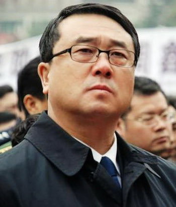 Evansantahp's tweet photo. 王立军事件，美国的战略误判
2026-10-16 22:04 
博谈网，作者: 小闲

2012年2月6日，重庆副市长、前公安局长王立军进入美国驻成都总领事馆。
这不是一个普通中国人敲响美国领馆的门。王立军是薄熙来重庆体系最核心的执法人物之一，亲历“打黑”，又掌握谷开来涉嫌杀害英国商人尼尔·伍德的重要材料。他与薄熙来翻脸后进入美领馆，这件事随后直接撬动了中共十八大前最严重的一场政治危机。薄熙来倒台、谷开来被判刑，王立军本人后来也被判15年。
问题是，美国当时怎么处理了这个主动送上门的人？
国务院最初只说，王进入领馆后“自行离开”。一年以后，希拉里·克林顿才把事情说得更明白：王确实想寻找安全之地，但美国判断他不符合庇护条件，因为他本人有腐败、暴力执法和参与迫害的记录。美国不仅没有给他正式庇护，也明确不允许他像1989年的方励之一样长期住在美国使领馆里。美方最后做的，是帮助他同北京中央取得联系。
这套理由从法律上并非毫无根据。
问题在于，它把两个完全不同的问题混在了一起。
王立军是不是好人，是一回事；美国是否应该保护一个主动带着重大材料投奔的高价值来源，是另一回事。
真正能够提供最高级别内部情报的人，本来就很少是“白纸一张”。一个公安局长知道公安系统的秘密，正因为他曾是这个机器的一部分；一个高级军官知道军队机密，也正因为他曾经效忠那个体系。情报工作如果先要求投奔者通过道德模范审查，最后能得到的大概只剩公开报纸。
美国甚至不必当场承诺让王永久留美。
先把人保护住，核实材料，充分询问，评估他的个人责任，然后再决定第三国安置、长期身份或者其他处理方式，都可以。美国外交规则本来也允许使领馆提供临时避难，只是不允许驻外使馆直接授予美国法律意义上的asylum。
更令人费解的是，当时奥巴马本人据报道在王滞留领馆约30小时期间甚至没有被告知，白宫把事情视为国务院处理的“领事事务”。众议院外交委员会主席随后要求希拉里说明情况，也曾公开质疑美国是否错误拒绝了王。
一个中国直辖市副市长、前公安局长，带着足以撬动中共最高层政治格局的材料走进美国领馆，被当成“领事事务”。
事后看，真正损失的还不是王立军一个人。
而是信誉。
情报机关最重要的资产之一，是让潜在来源相信：当我跨过那条不能回头的线，把东西交给你时，你不会只拿材料，不管我的死活。
王立军后来被中国以包括叛逃在内的罪名判刑15年。美国可以说，他是自愿走出领馆的。但如果“留下来接受美国长期保护”这个选项已经被美方提前关闭，那么所谓自愿，只能说明他在剩下的坏选项里选择了一个相对不坏的——交给北京，而不是重庆。
今天CIA还在用普通话制作视频，公开鼓励中国官员和军人向美国提供情报。
广告当然可以拍。
但真正坐在北京某个办公室里、手握绝密材料的人，在决定是否跨出那一步以前，看的不会只是CIA的视频。
他还会看历史。
他会问一句：当年王立军带着东西走进美国领馆以后，美国是怎么对他的？
这才是2012年那扇领馆大门留下的长期代价。