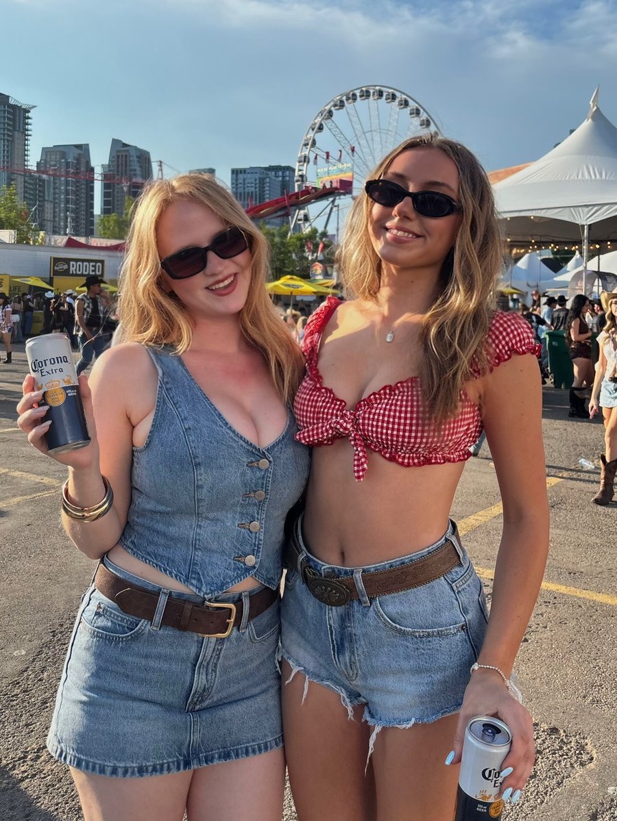 UKGirlyx's tweet photo. Left or right?
Me or my friend? https://t.co/lv96bcEJKs