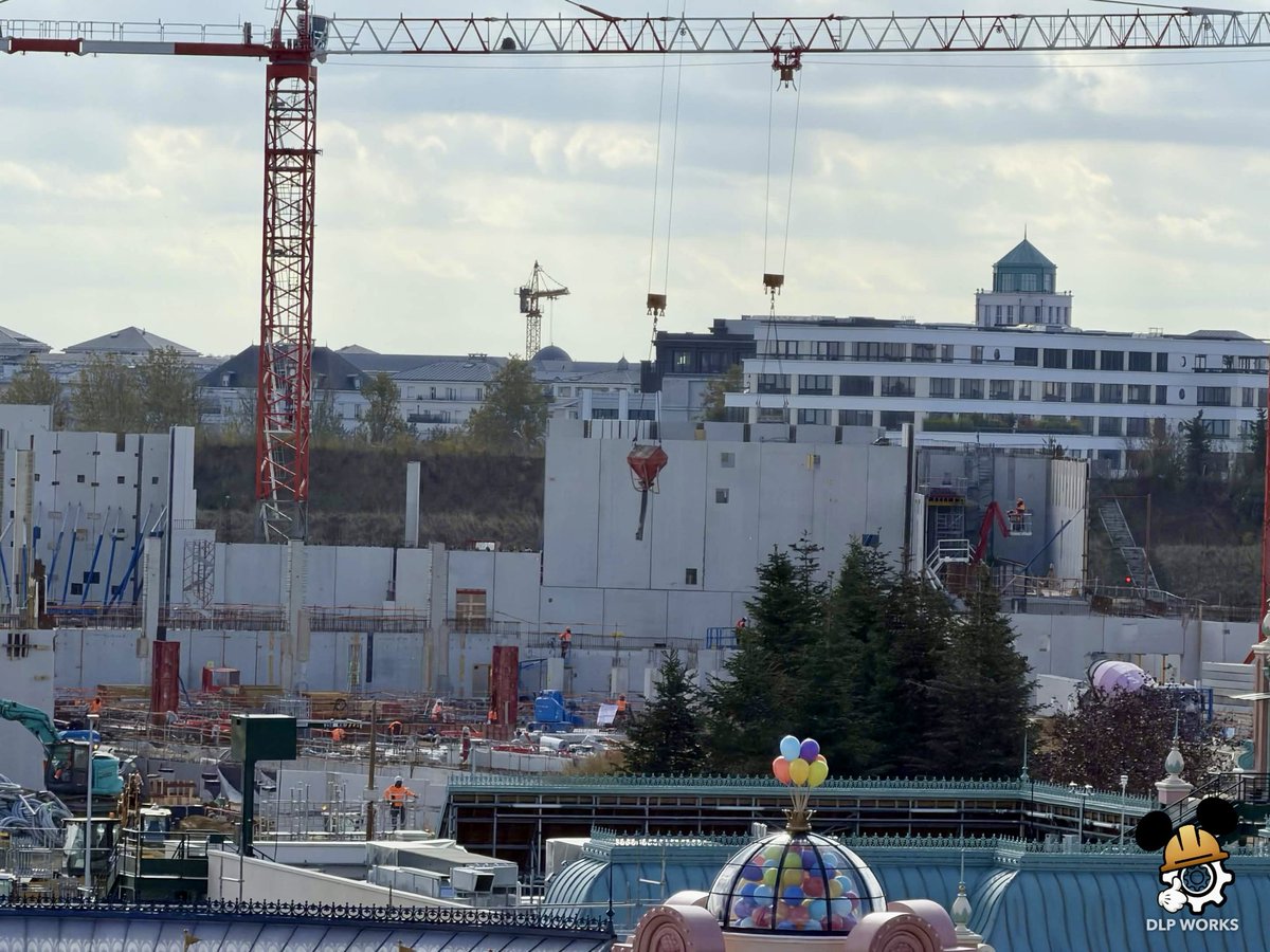 DLPWorks's tweet photo. [Live] 🚧🦁 The Lion King construction site continues to rise!

➡️ New structural elements are appearing across the site, with concrete walls reaching high heights + steel framework being installed for the future roof structures!
➡️ The tallest buildings continue to take shape, while work progresses across the different sections of the attraction.
➡️ These new photos also offer a view from the service road behind the construction site, showing the scale of the project from another angle, in an area accessible to the public #DisneylandParis

📸 Full gallery of 12 photos available on our Facebook page #DLPWorks