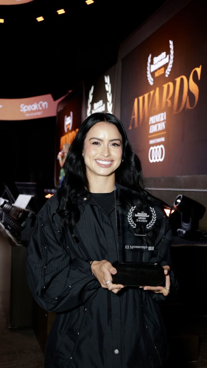 AmericaFemenil's tweet photo. ¡América Femenil, Equipo del Año! 🦅🏆

En los Sports Illustrated México Awards 2026, nuestras Águilas en representación del América Femenil, recibieron el premio a “Equipo del Año”, Scarlett Camberos obtuvo “El Momento SI” y Valentina Murrieta fue galardonada como “La Promesa”.

Tres premios que celebran el talento y el compromiso de quienes representan nuestros colores. 💛💙
📰 Lee la nota: https://t.co/JNHOQNDcPS 
#110AñosDeAmérica