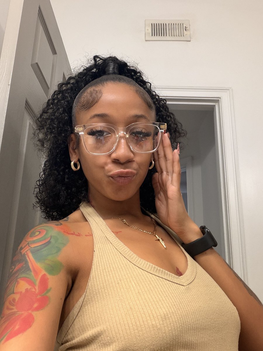 prettiililsoles's tweet photo. what’s better, my face 🥰 or my feet 👣👇🏽 https://t.co/1TDbNWA8W1