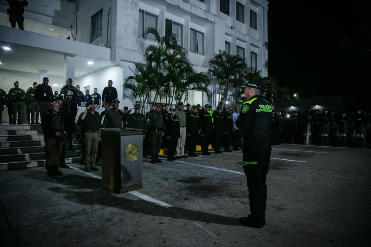 DirectorPolicia's tweet photo. En Barranquilla actuamos con toda la contundencia contra las estructuras criminales. Con la Operación Blindaje 360, enfrentamos el narcoterrorismo, la extorsión y el homicidio. 

Nuestra misión es clara: garantizar territorios seguros para todos 

#DiosYPatria https://t.co/jjRXvXD4jk