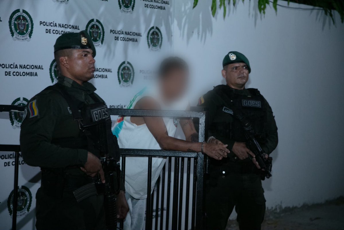 DirectorPolicia's tweet photo. En Barranquilla actuamos con toda la contundencia contra las estructuras criminales. Con la Operación Blindaje 360, enfrentamos el narcoterrorismo, la extorsión y el homicidio. 

Nuestra misión es clara: garantizar territorios seguros para todos 

#DiosYPatria https://t.co/jjRXvXD4jk