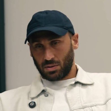 footballcritix's tweet photo. Cenk Tosun: "Fenerbahçe'ye gitmem hata mıydı? Hataydı bence. 

Ama pişman mısın dersen değilim. Çünkü bazı faktörler var.

Bana sözleşme teklif edilmedi Beşiktaş'ta, katiyen. 

Yoksa sen de biliyorsun ben hani çocukluğumdan beri Beşiktaşlıydım, futbolu Beşiktaş'ta bitirmeyi hayal ediyordum." (Yağız Sabuncuoğlu YT)
