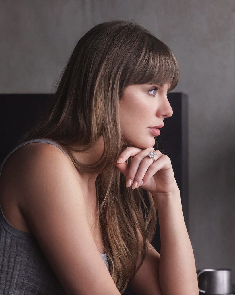 PopCrave's tweet photo. “Patient Zero” by Taylor Swift spends a third week at #1 on the UK singles chart. https://t.co/9arJoxws23