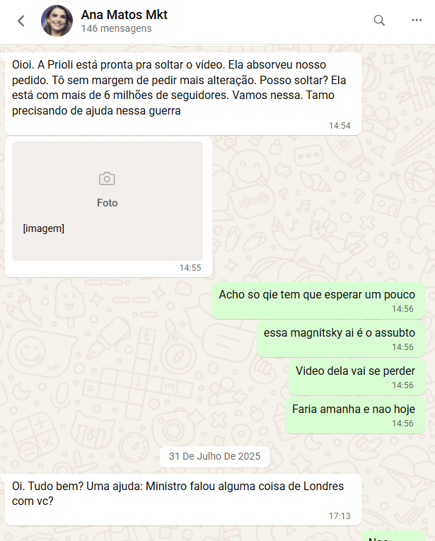 1uc4s_m1theus's tweet photo. 🚨Atualização MasterWhats/BOMBA

A casa caiu de vez.

Mensagens do chat Ana Matos Mkt com o DV mostram que a Gabriela Prioli operava com contrato de 12 meses e enviava os vídeos para aprovação antes de postar como opinião espontânea.

Trechos:

Ana confirma o contrato de 12 meses + cerca de 15 influenciadores e finaliza o roteiro com ela.

Vorcaro pede alterações e sugere citar os ataques pra explicar as fake news.

Em abril ele pede o vídeo dos CDBs (deságio + FGC). Ana responde que já conversou com ela e propõe o gancho de fake news. Ele aprova.

Em maio Ana está escrevendo texto e pergunta a opinião. Vorcaro: “Tem que bater em jornalista não no btg”.

Em julho Ana avisa que pautou veículos e “Temos a Prioli na manga”. Manda o vídeo. Ele pede pra soltar e depois manda esperar por causa da Magnitsky.

No dia 30: “A Prioli está pronta pra soltar o vídeo. Ela absorveu nosso pedido. Posso soltar? Ela está com mais de 6 milhões de seguidores. Tamo precisando de ajuda nessa guerra”.

Prioli negou publicamente qualquer contrato ou pagamento.

Acesse a conversa completa: https://t.co/ygiYvmWhAd