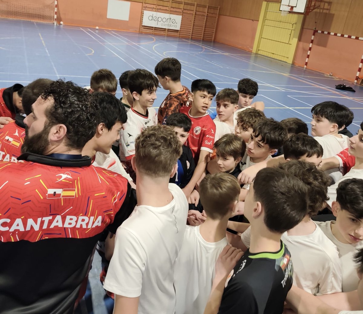 fcantabrabm's tweet photo. 💢 La @fcantabrabm retoma el Proyecto de Tecnificación Cantabria Deporte con la Generación 2013/14.

🔜 La quinta edición reunirá a los grupos masculino y femenino en dos concentraciones, del 30 de octubre al 8 de noviembre.

ℹ️ https://t.co/O8zb3NMf3f

🇵🇱 #TerritorioBalonmano https://t.co/Qa2XCbbtQW