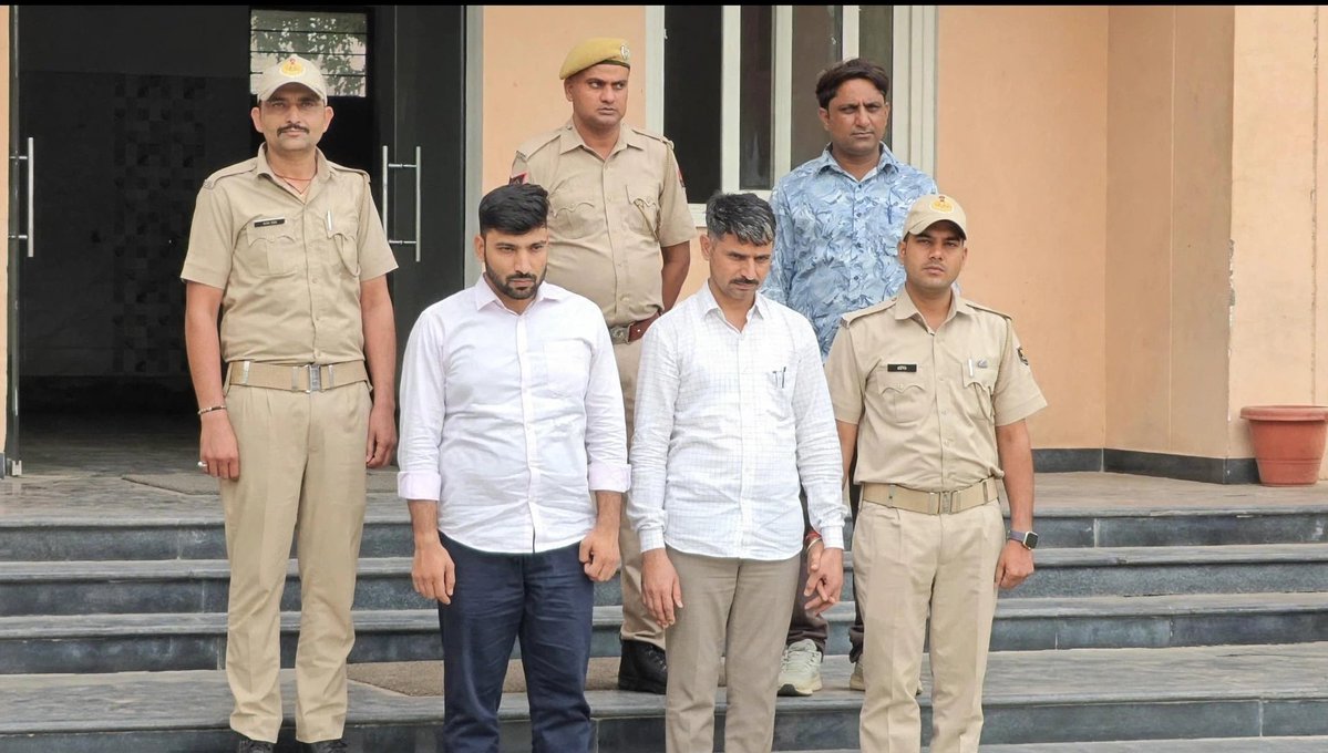 TikamP2181's tweet photo. #रानीवाड़ा : एसओजी द्वारा कथित फर्जी डिग्री के मामले में भास्कर अस्पताल संचालक डॉ. नानजी राम चौधरी से पूछताछ की जा रही है। सूत्रों के अनुसार उन्हें पूछताछ के लिए हिरासत में लिया गया है। मामले में जांच जारी है, आधिकारिक पुष्टि के बाद ही स्थिति स्पष्ट होगी। #jalore https://t.co/Ice9s0P7XQ