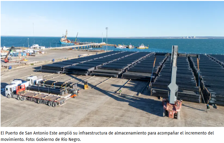 CristianGeo7's tweet photo. GNL en Río Negro: San Antonio Este recibe otros 6.324 caños para la construcción del Gasoducto San Matías. La terminal portuaria terminó de descargar 3.495 caños del cuarto buque de la serie, mientras espera un quinto barco con otras 2.829 unidades. La operación forma parte de un cronograma de 12 embarques que movilizarán 40.000 ductos en total para abastecer los distintos frentes de obra.
https://t.co/T4tUZLo9Hc