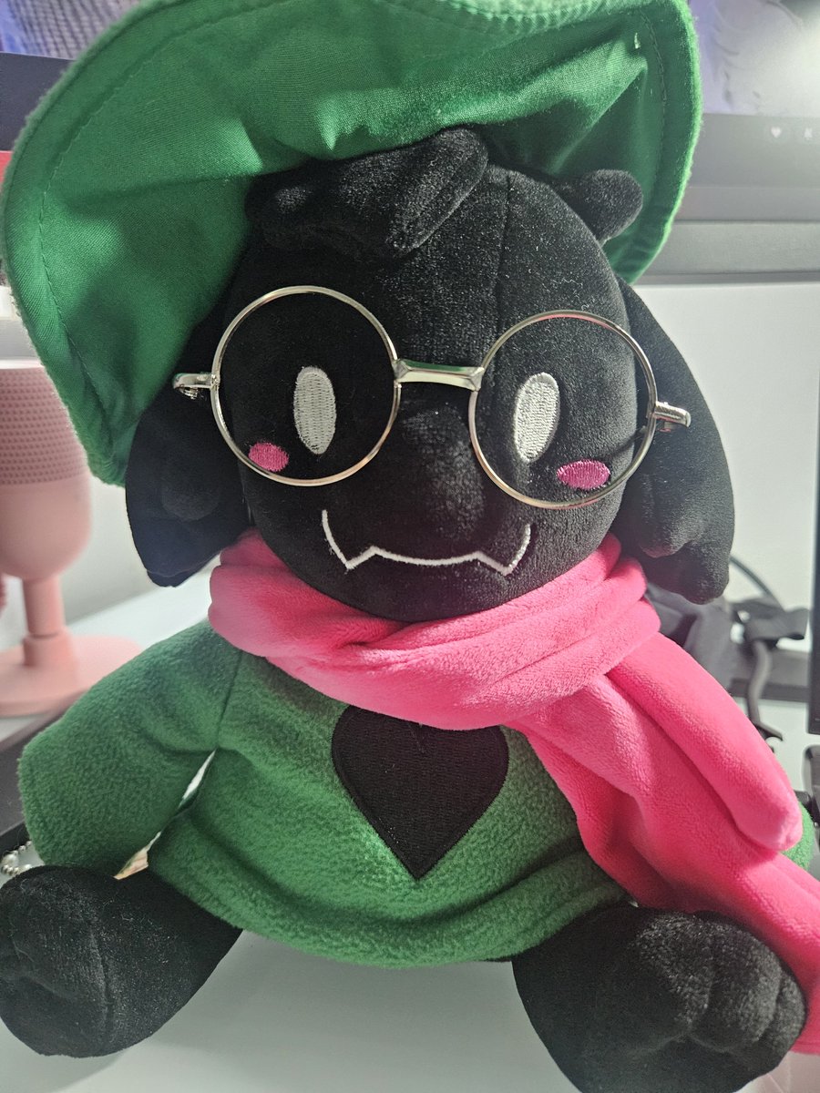 arminworms's tweet photo. Fluffy boy has a special spot at my desk to keep me company while I work https://t.co/d6rIh5UfH2