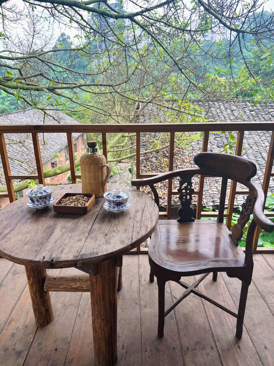 mohumohumayu's tweet photo. 手作り感が伝わってくるような地道なリフォームの過程を見守ってきた、このささやかな古民家茶館。昨年オープンして以降お気に入りの一つだったが、今日はお客一人いなかった。
お茶は一律15元で、おつまみや果物を添えてくれる良心。優しいご夫婦とこの少し変わった椅子と穏やかな風景が好きだ。 https://t.co/EoakEO162O