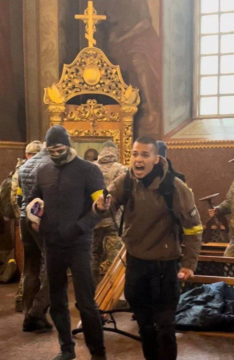 orthodox_33ad's tweet photo. Notice David Pshenichny on the right, the neonazi who wielded a gun in the 2024 Cherkassy Church seizure. https://t.co/dfIRAfJkkk