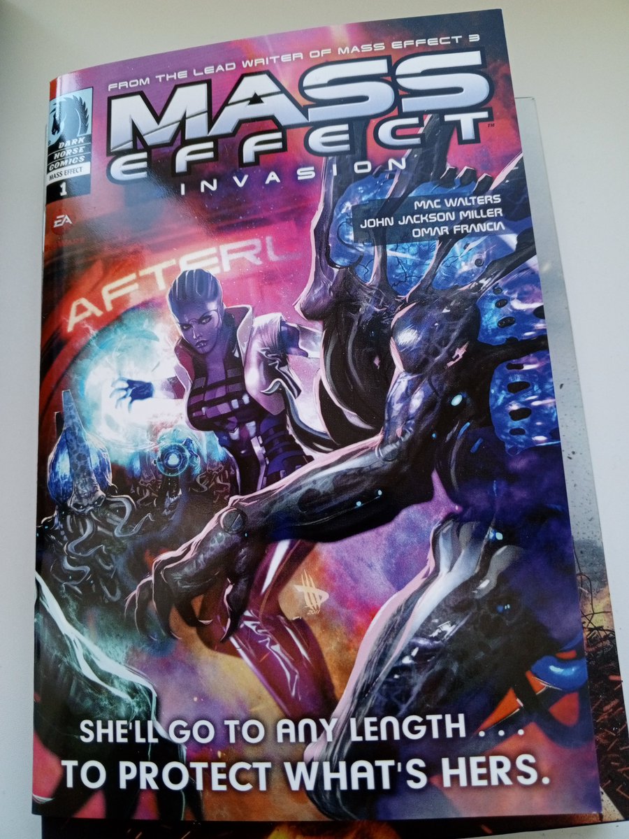 nattpanorn's tweet photo. Unearthing relics: ME3 Collector's Edition mini-comic still looking crisp! Survived 2 moves and years of storage. Still keep all my physical game boxes out of pure nostalgia 🚀✨ #MassEffect #BioWare #N7 https://t.co/8X9MrNanuj
