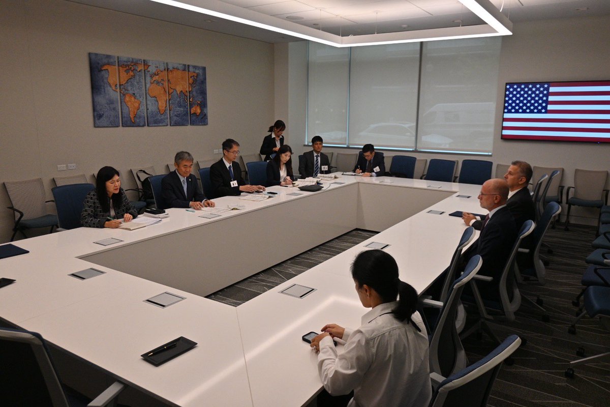 BrendanCarrFCC's tweet photo. Honored to host Japan’s Vice Minister for Policy Coordination, Hideo Fuseda, at the FCC today. 

We signed a Memorandum of Understanding that will deepen our collaboration, including on secure networks, trusted vendors, and next-gen connectivity. https://t.co/WomYJUynFg