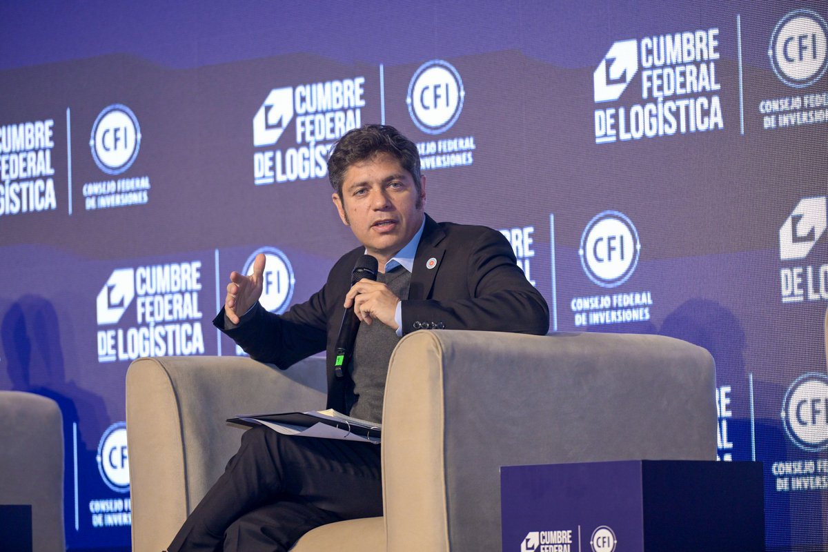 Kicillofok's tweet photo. En este contexto tan complejo a nivel internacional, la Argentina no puede privarse de tener un plan de infraestructura y logística a nivel federal.

La logística cumple un papel fundamental en el desarrollo nacional y por eso no puede pensarse únicamente desde el Estado o desde el sector privado, sino a partir de la articulación virtuosa entre ambos.

Tenemos que planificar y construir ese camino de manera soberana, democrática, con la participación activa y el compromiso de todos los actores.

En la apertura de la 2° Cumbre Federal de Logística organizada por el @CFI_Argentina, debatimos con los gobernadores @MartinLlaryora, @frigeriorogelio, @EliasSuarezSDE y empresarios sobre los desafíos del sistema logístico argentino.