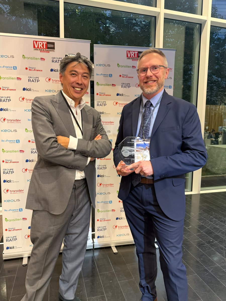 RATPGroupe_IDF's tweet photo. Le #groupeRATP a été doublement récompensé en recevant ⤵️
🏆Le Prix de la Gestion de projet pour la planification de l’arrivée du MF19, en présence de Franck Samyn, directeur du programme de modernisation Métro Fer. https://t.co/D7BE6XfnRy