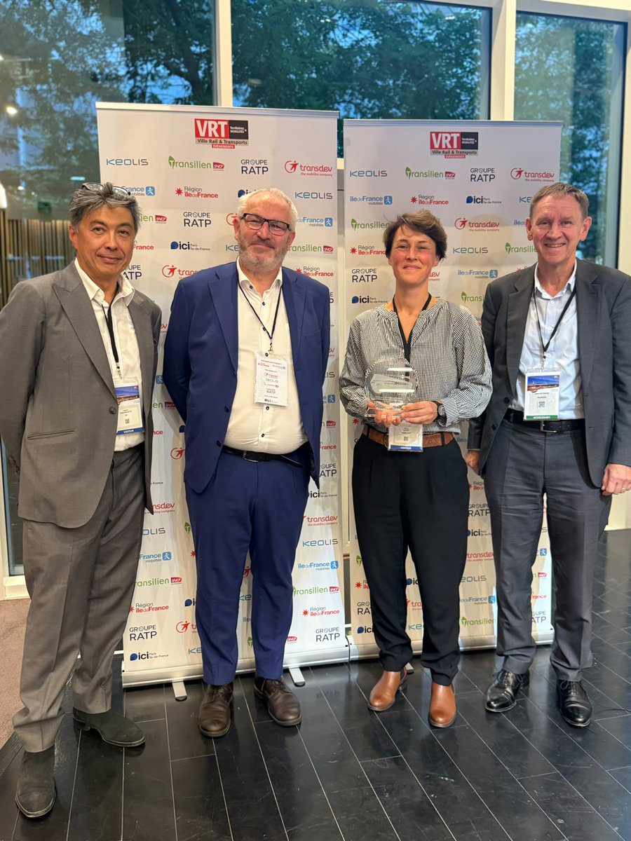 RATPGroupe_IDF's tweet photo. 🏆Le Prix de l'Innovation pour l'utilisation d'un drone pour le nettoyage de la "lentille" de la station St-Lazare en présence de Gil Riemenschneider, responsable Innovation, RSE et coordination des projets et de Marion Lefeez, responsable de la Propreté des espaces (SEM). 👏👏 https://t.co/IEJjE2YFbM