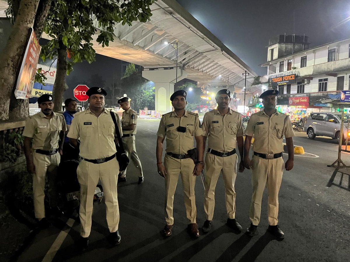Goa_Police's tweet photo. North distt police, in coordination with Traffic Police, conducted joint nakabandi across North Goa District for intensive vehicle checking, enhanced police visibility and strengthened public safety.

@DGP_Goa @DrPramodPSawant @SPTrafficGoa https://t.co/hl2HYPAgui