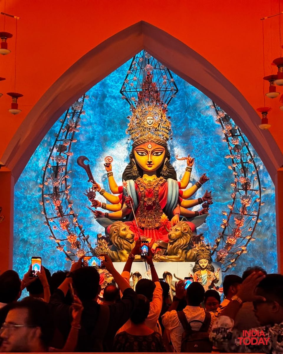 IndiaToday's tweet photo. #InPics | Durga Puja is being organised at Kolkata’s Allen Park on Park Street for the first time, a venue long known for its popular Christmas celebrations. The inaugural Puja has been attracting large crowds, with organisers announcing that the annual celebration will continue in the coming years. The traditional Christmas festivities at Allen Park will also continue in December.
#DurgaPuja #Kolkata #AllenPark #WestBengal #ParkStreet #ITPhotoblog