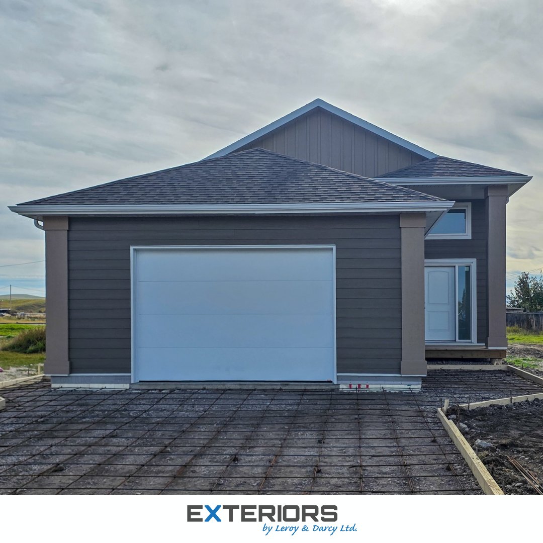 Exteriorsld's tweet photo. Another project wrapped up in Cardston, AB! 🏡 Featuring @JamesHardie lap siding, @lpcorp, @WRRS_Roofing, @MachineMetals. 
​Contact us for free quote!
🔗 https://t.co/f92hRIsQUe
📞 (403) 327-9113
​#ExteriorsByLeroyAndDarcy #Cardston #YQL #CurbAppeal https://t.co/HC5QWDxt3q