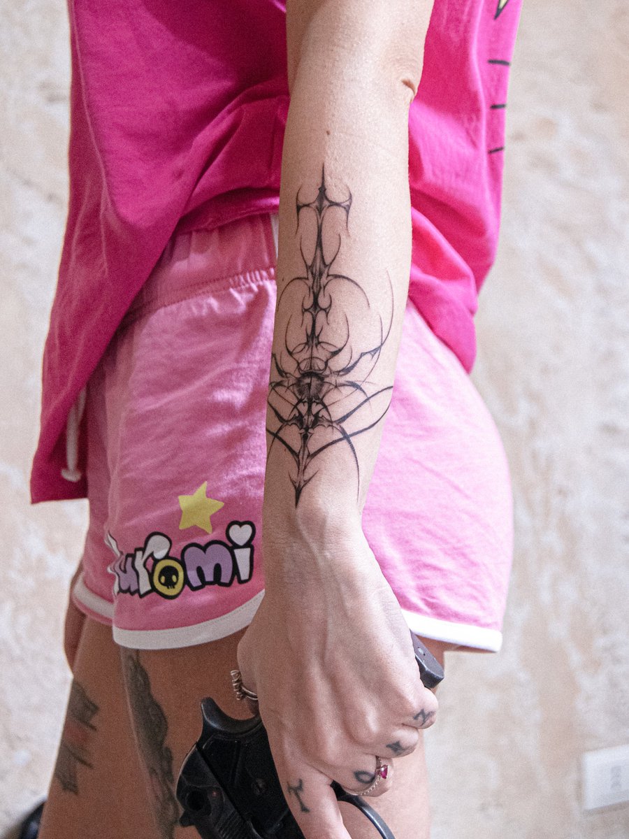 domenbar's tweet photo. NON DECORO. SEGNO.
#cybersigilism #cybersigilismtattoo #tattoo #fineline #finelinetattoo #fluxmax #kwadron https://t.co/BOpEvZDVAo