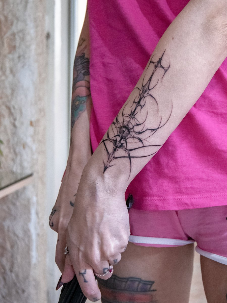 domenbar's tweet photo. NON DECORO. SEGNO.
#cybersigilism #cybersigilismtattoo #tattoo #fineline #finelinetattoo #fluxmax #kwadron https://t.co/BOpEvZDVAo